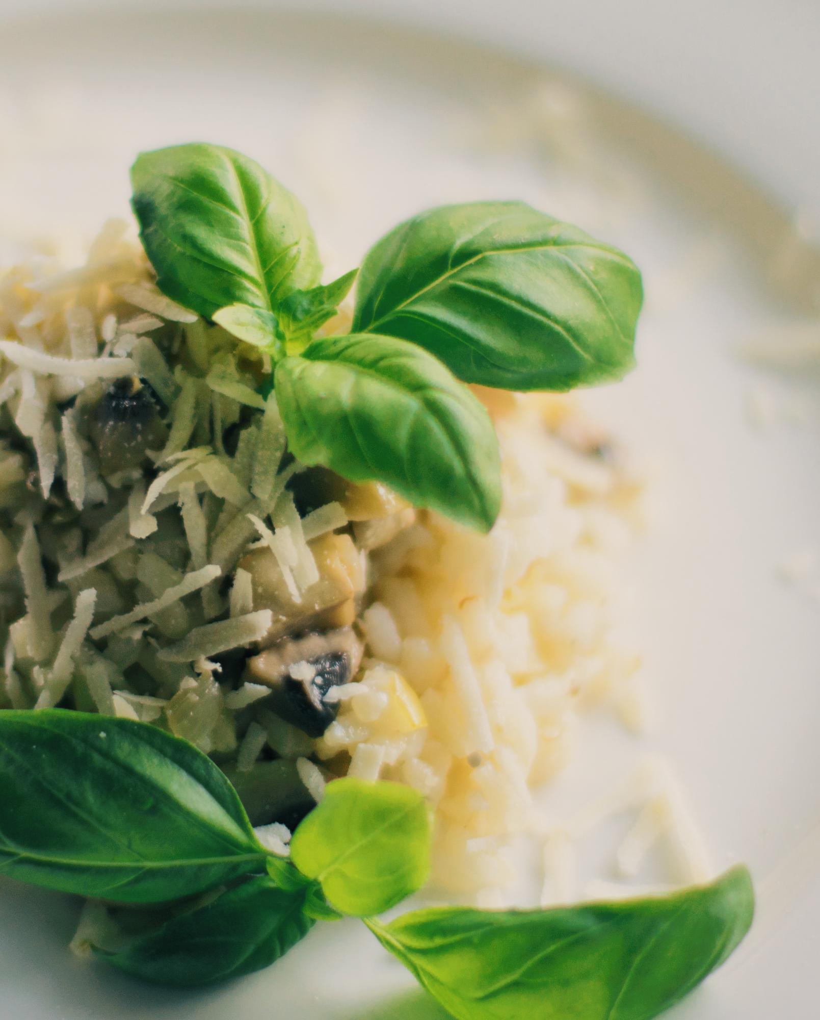 Miseczka z kremowym risotto i świeżymi ziołami